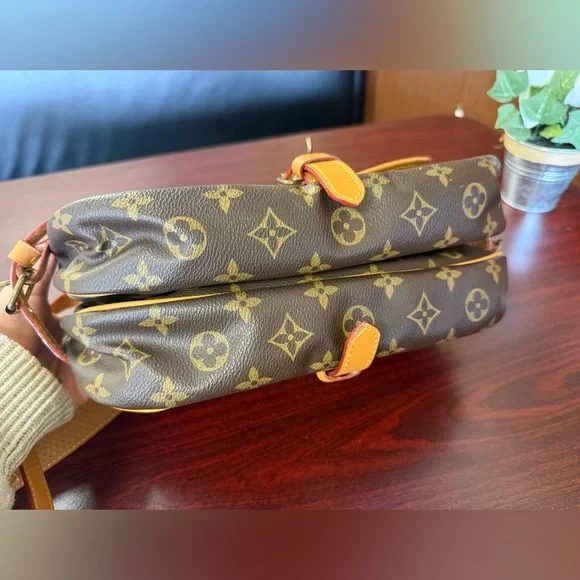 Louis Vuitton Saumur 30 in Monogramπ§‘ - Picture 5 of 17